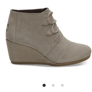 Tom’s Taupe Desert Suede Kala Booties NWOT